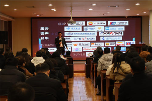 ��ĩ�پ��ף���Э���ٶ����Ͼٰ�AI���ʵ����